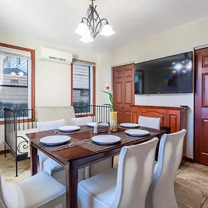  Holiday home 1 Bus Stop To Nyc-hot Tub-ewr Airport-free Parking