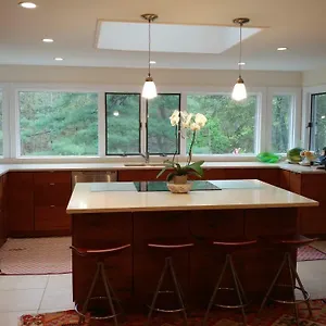  Holiday home 5-br Skylit Contemporary On 3 Forested Acres